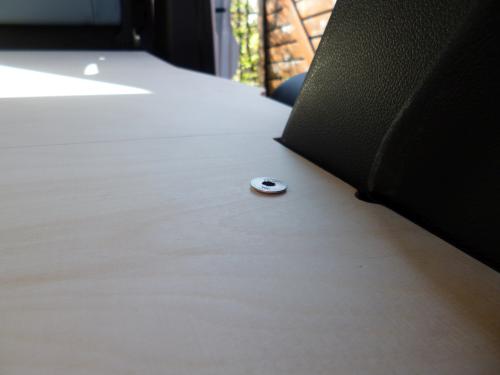 Verschraubung der Bodenplatte im Schraubloch einer Zurröse