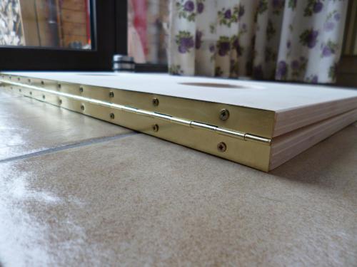 Verbindung der Deckelteile per Klavierband