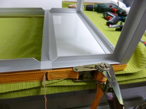 Stabilisierung des Rahmens mit einem Zurrgurt