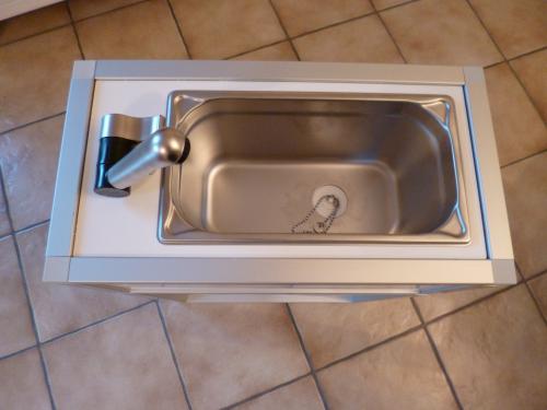 Waschbecken und Wasserhahn