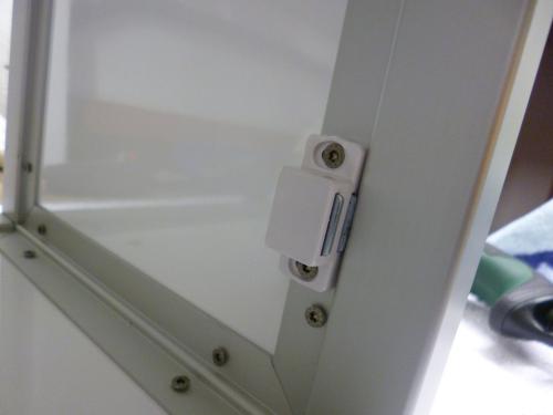 Magnetschnäpper, untere Befestigung der Blende