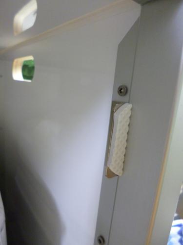 Schließblech PushLock, obere Blendenbefestigung