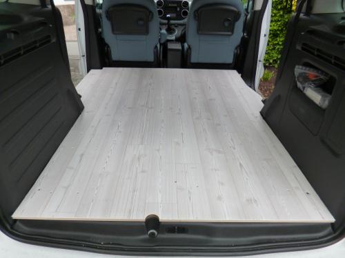 Beklebte Platte im Auto