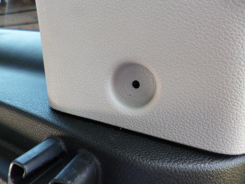 vorhandenes Schraubloch an der Kofferraumverkleidung