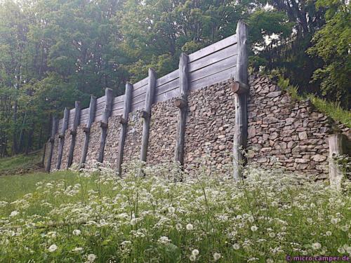 Der gleiche Typ Mauer wie am Ipf: Pfostenschlitzmauer