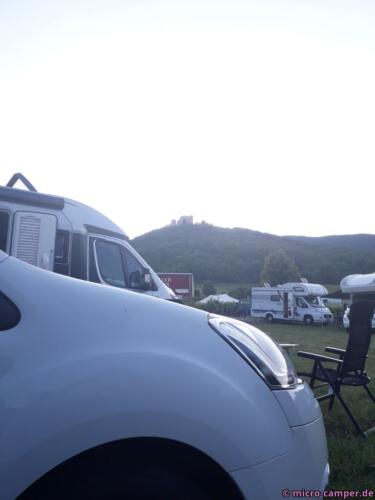 Blick zum Hambacher Schloss nach Sonnenuntergang