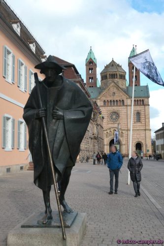 Pilgerstatue und Westseite des Doms