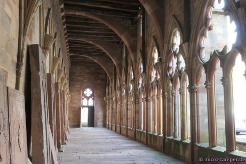 Da der Kreuzgang nicht eingewölbt ist