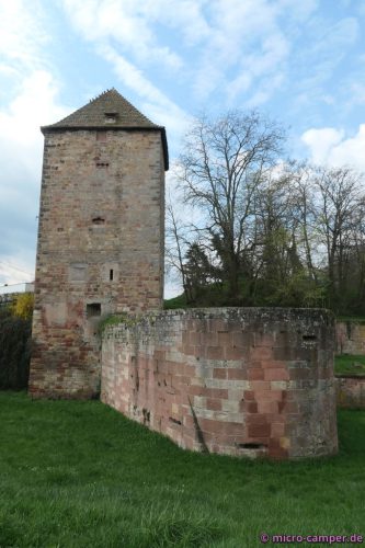 Erhaltene Reste der Stadtmauer mit Turm
