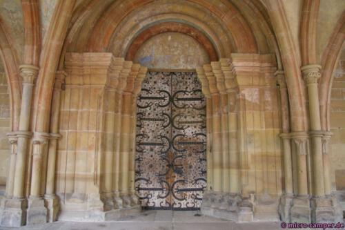 Das beeindruckende romanische Portal der Klosterkirche
