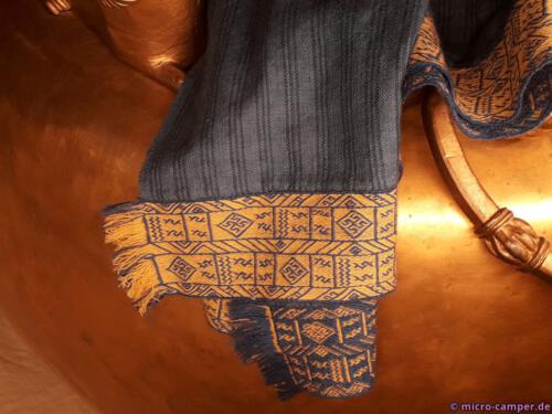 Die Stoffe und Bänder wurden anhand der Funde nachgewebt