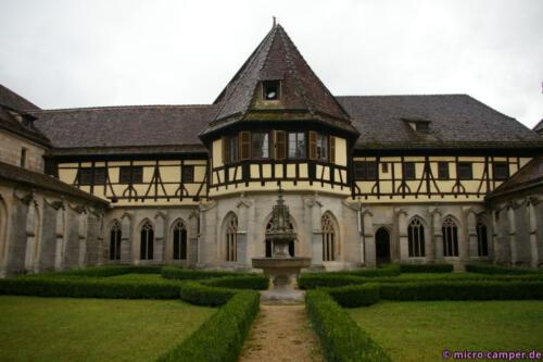 Dafür gibt es im Kreuzgarten einen Brunnen