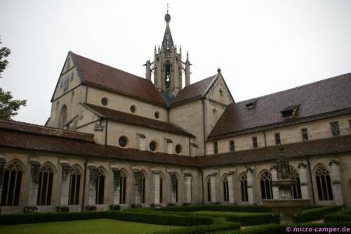 Beim Vierungsturm hat man wohl die ursprüngliche Einfachheit der zisterziensischen Bauten einfach mal vergessen ...