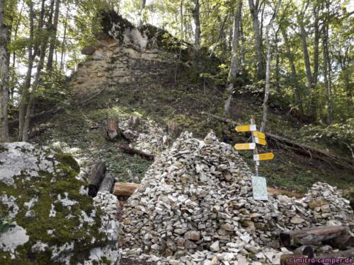 Große Steinstapelungen neben großen Felsbrocken - eine ganz eigenartige Wirkung stellt sich da ein