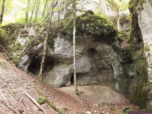 Bei Regen könnte die Felswand Schutz bieten