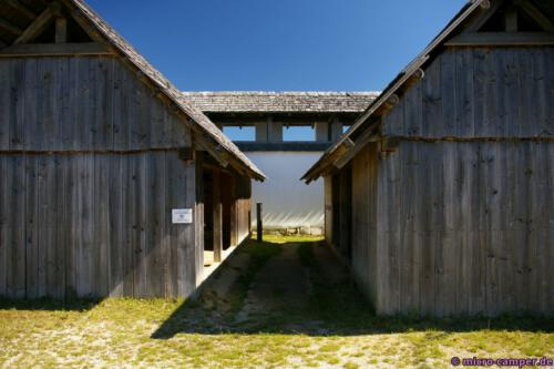 Die Häuser ducken sich hinter der hohen Mauer