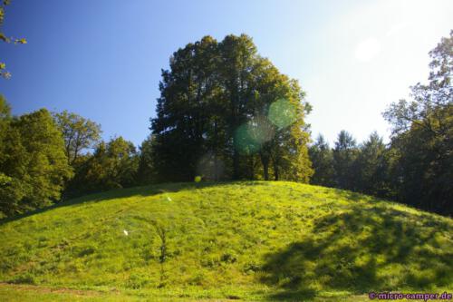 Der neu aufgeschüttete Grabhügel "Hohmichele"