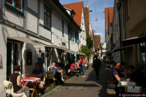 Straßencafés in schmalen Gassen