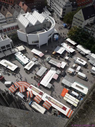 Markt und das runde, weiße Stadthaus von oben