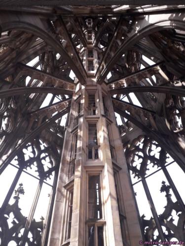 Filigrane Monumentalität, in der Mitte die schmale Wendeltreppe