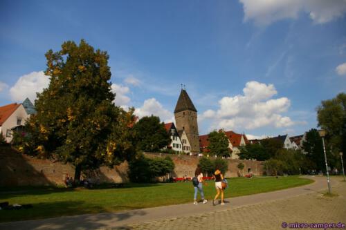 Außerhalb der Stadtmauer an der Donau