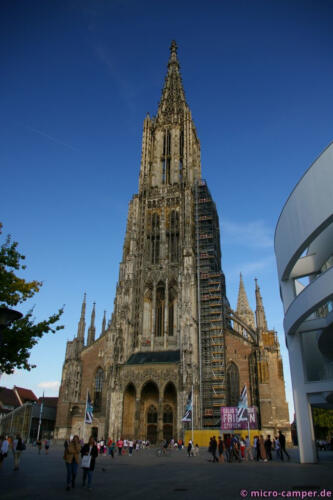 Der Turm beherrscht den Münsterplatz