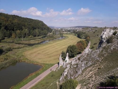 Von höheren Felsen genieße ich den Ausblick in das Tal, in der Mitte die Felsformation "Jungfrauen"