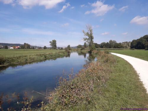 Auf dem Fluss sind später auch einge Kanuten und Kajaks unterwegs