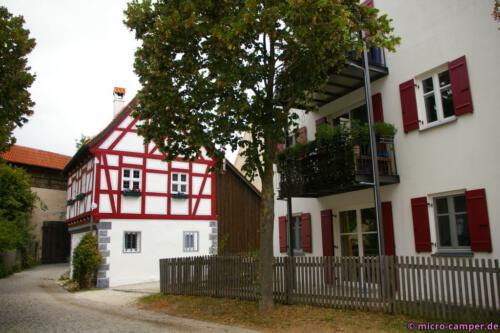 Gegenüber sind die Häuser schon restauriert