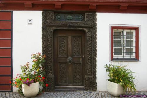 Eine schöne Tür braucht nur wenig Deko