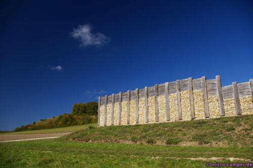 Rekonstruierte Pfostenschlitzmauer der Kelten