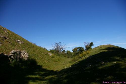 Unschwer erkennbar, der Graben und der Wall