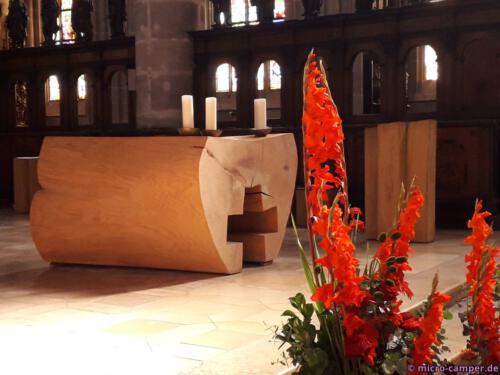 Altar und Pult scheinen aus einem Stück Holz gefertigt zu sein