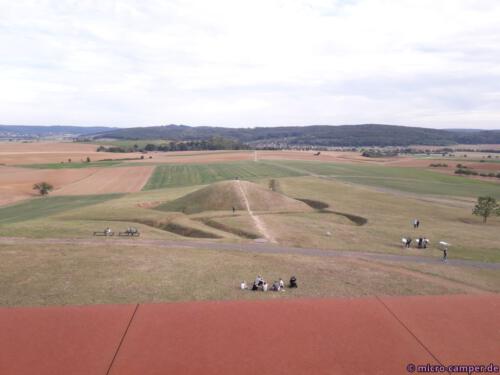 Der rekonstruierte Grabhügel des "Fürsten vom Glauberg" vom Dach des Museum aus gesehen