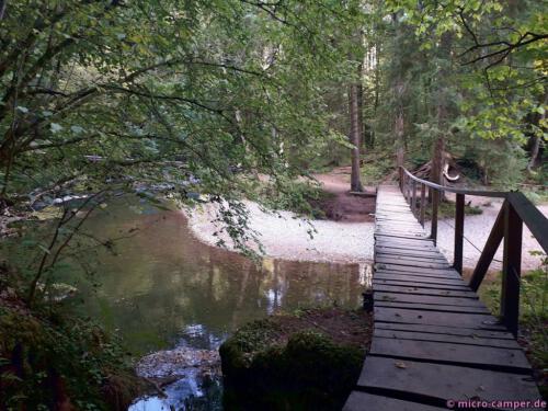 Immer wieder wird der Fluss überquert