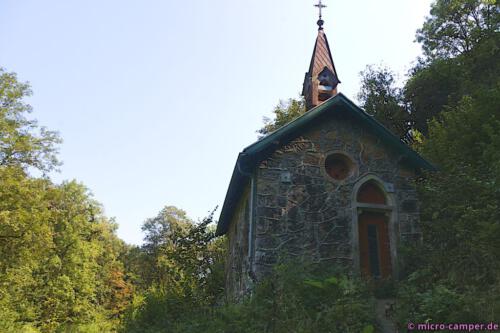Unterhalb der Kapelle gibt es einen schönen Rastplatz mit Bänken und Tischen auf einer Wiese