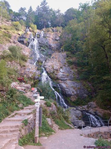 Von den roten Liegen aus kann man sich das Naturschauspiel bequem ansehen, 