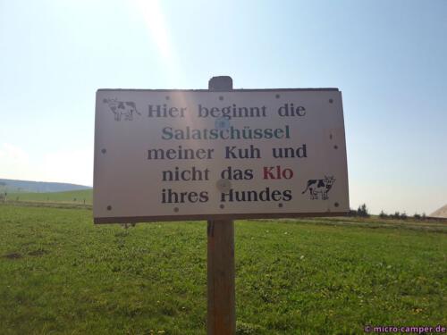 Solche netten Schilder helfen sicher mehr als das bloße Drauflosschimpfen