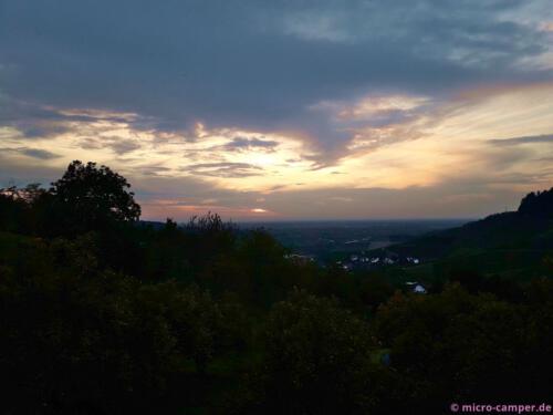 Mit Sonnenuntergang beginnt die Weinprobe. Prost!