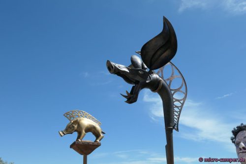 Die Carnyx (rechts) erzeugt einen Ton