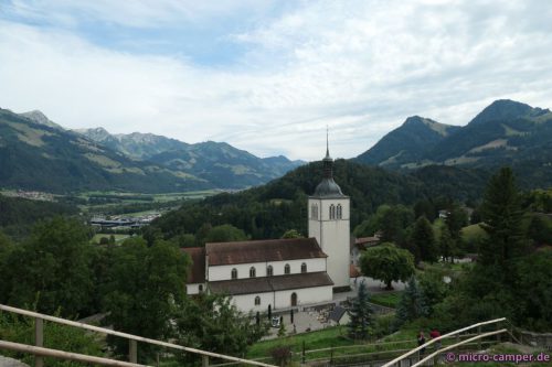 Blick auf die Kirche des Ortes,