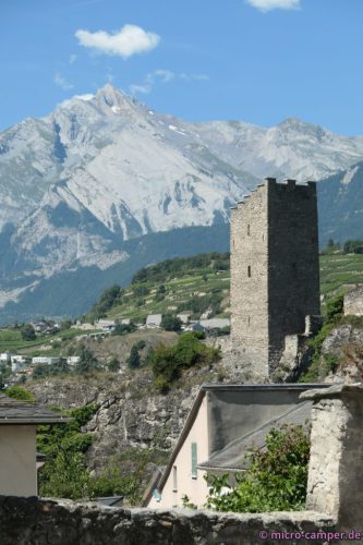 Das Rhônetal ist umgeben von hohen und schroffen Bergen.