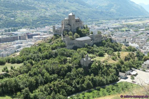 Der Kirchhügel von der Burg aus,