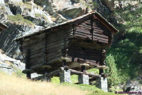 Typischer Getreidespeicher des Wallis