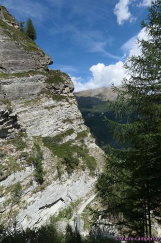 Felsenpfad mit Brücke über den Gebirgsbach