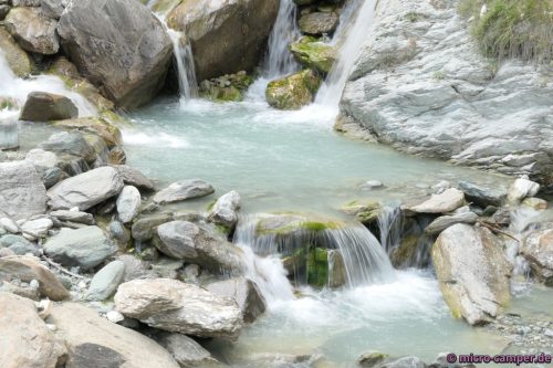 Schöner kleiner Wasserfall