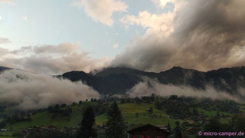 Wabernde Wolkenfetzen nach dem Regen