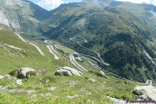 Grimsel- und Furkapassstraße schlängeln sich durch die Hänge