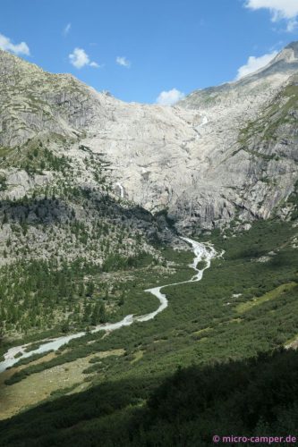Die Rhone startet ihr Dasein als Wasserfall