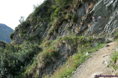 Schmale Pfade an Felswänden